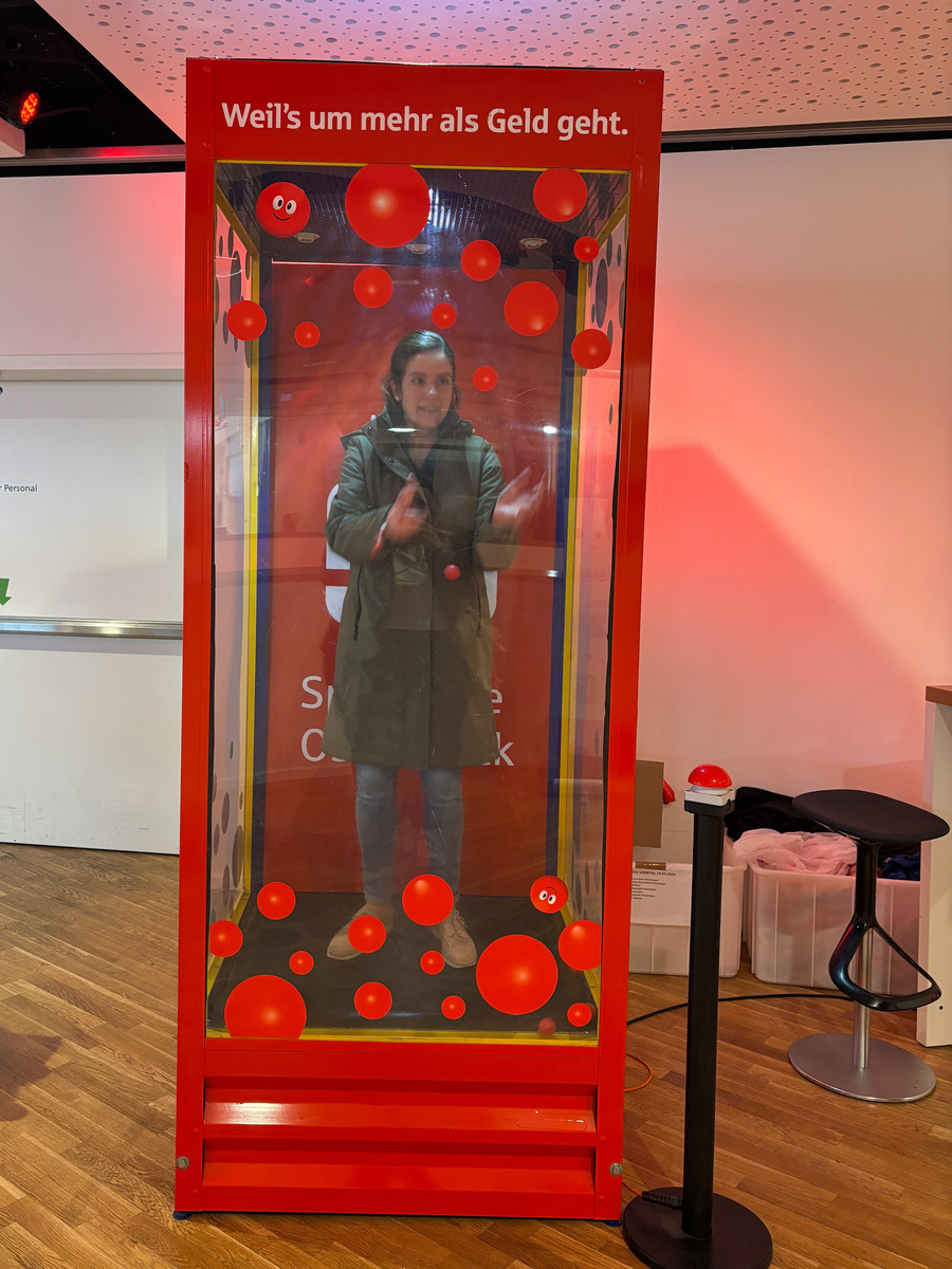 In der Wirbelbox der Sparkasse Osnabrück sind kleine Bälle zu fangen, mit denen für Vereine abgestimmt werden kann.