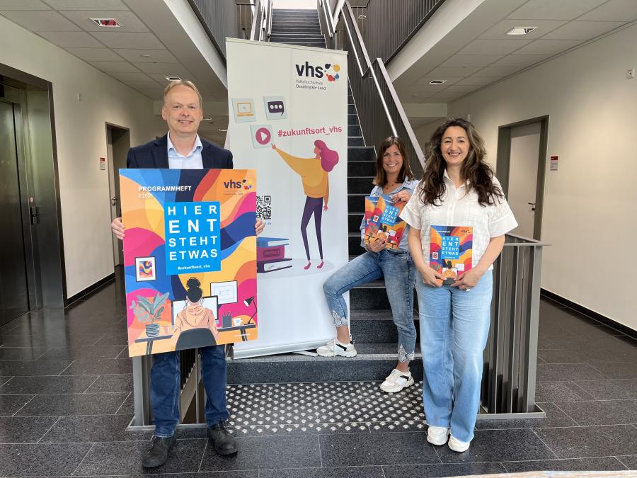 vhs Osnabrücker Land – hier entsteht etwas! Stellen das neue landkreisweite Angebot vor (von links: Jörg Temmeyer, Jana Kutkowski und Claudia Porcher). Foto: © vhs Osnabrücker Land – Britta Burgard