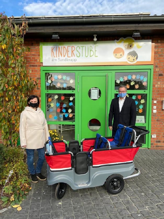 Der neue Kiddy Bus, v. l. Aneta Gansler und Horst Haase, 