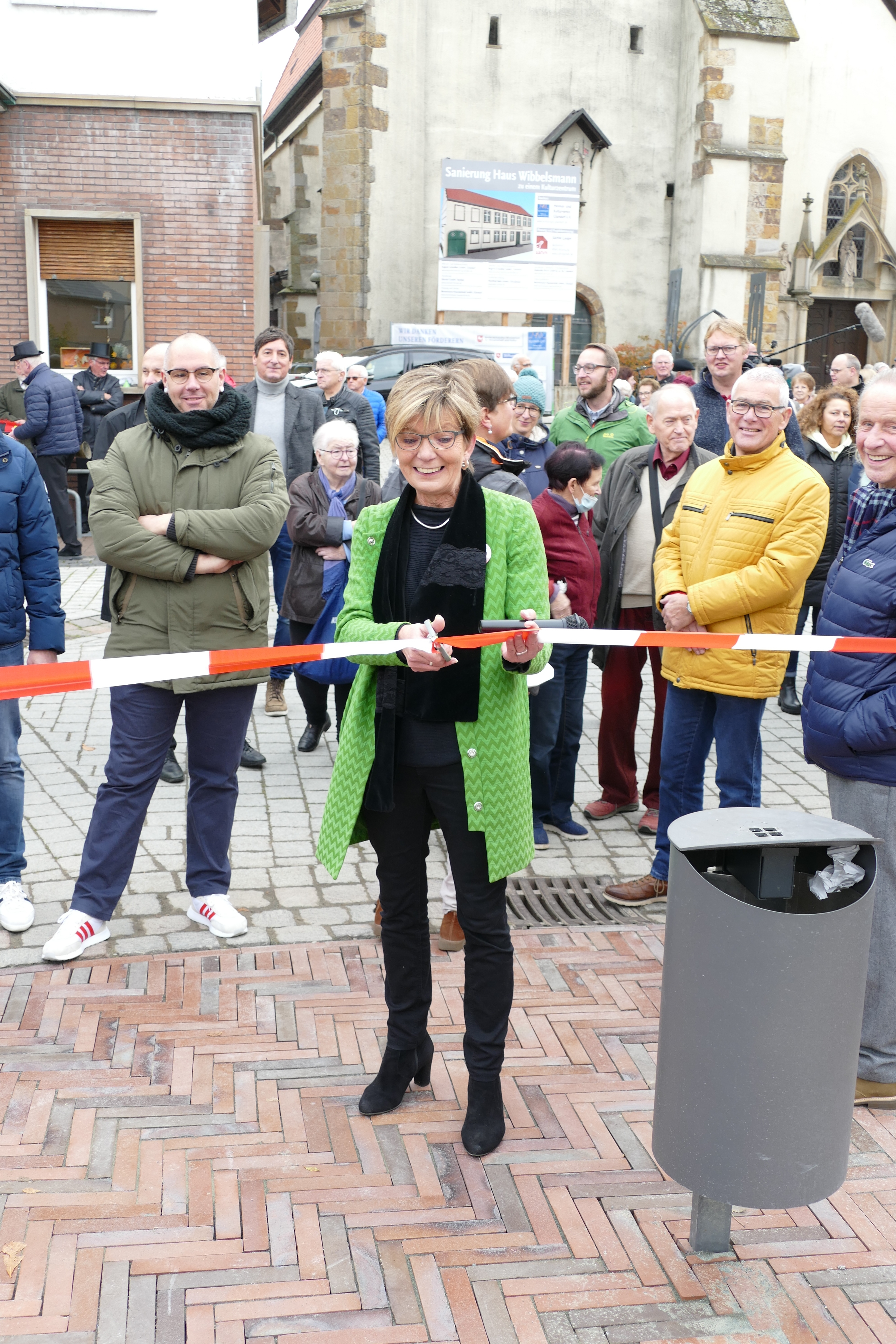 Bürgermeisterin durchtrennt Absperrband, 