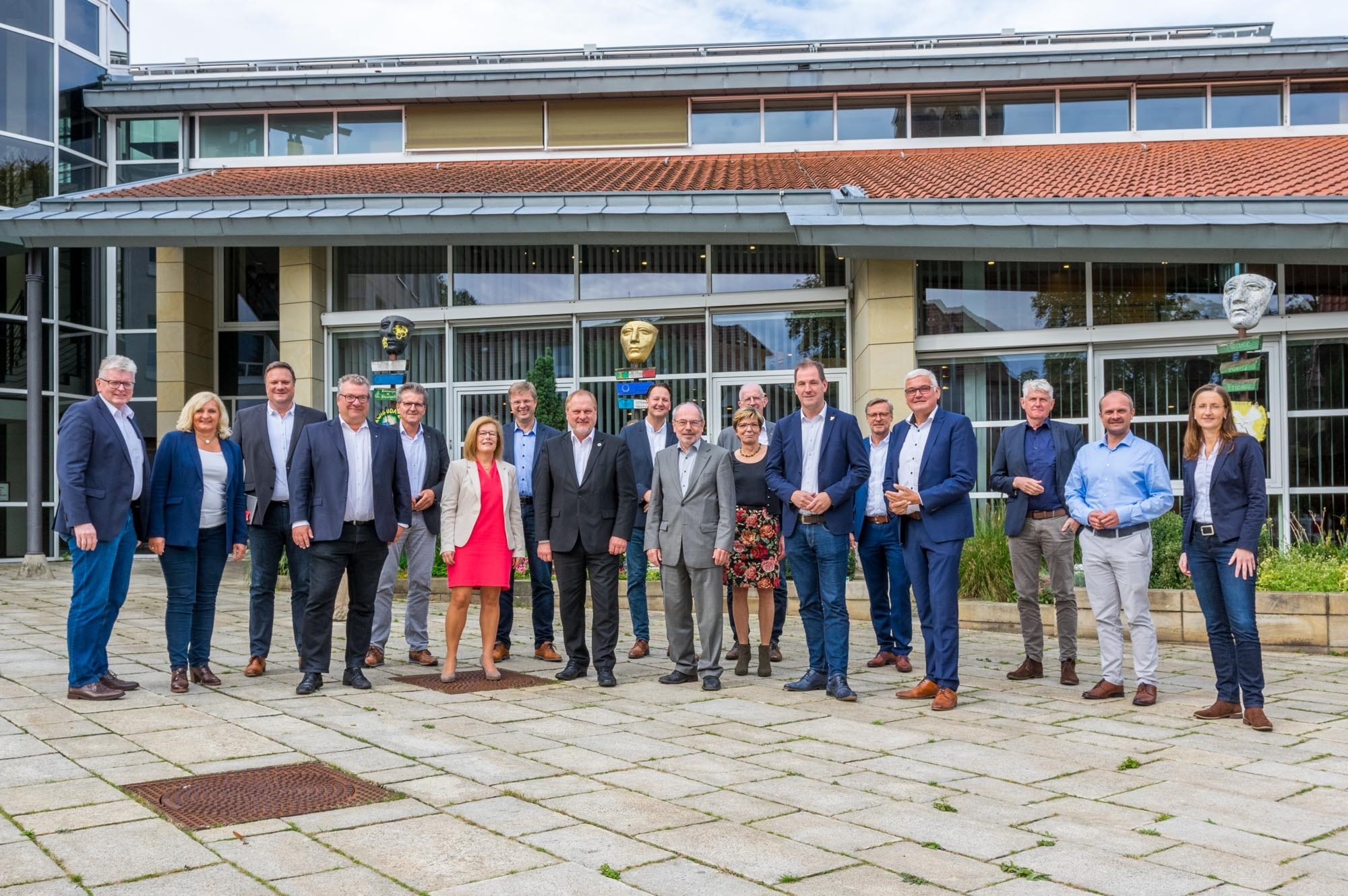 Die Bürgermeisterinnen & Bürgermeister der Landkreiskommunen mit ihrem scheidenden Sprecher Reinhard Scholz (4.von rechts) vor dem Wallenhorster Rathaus