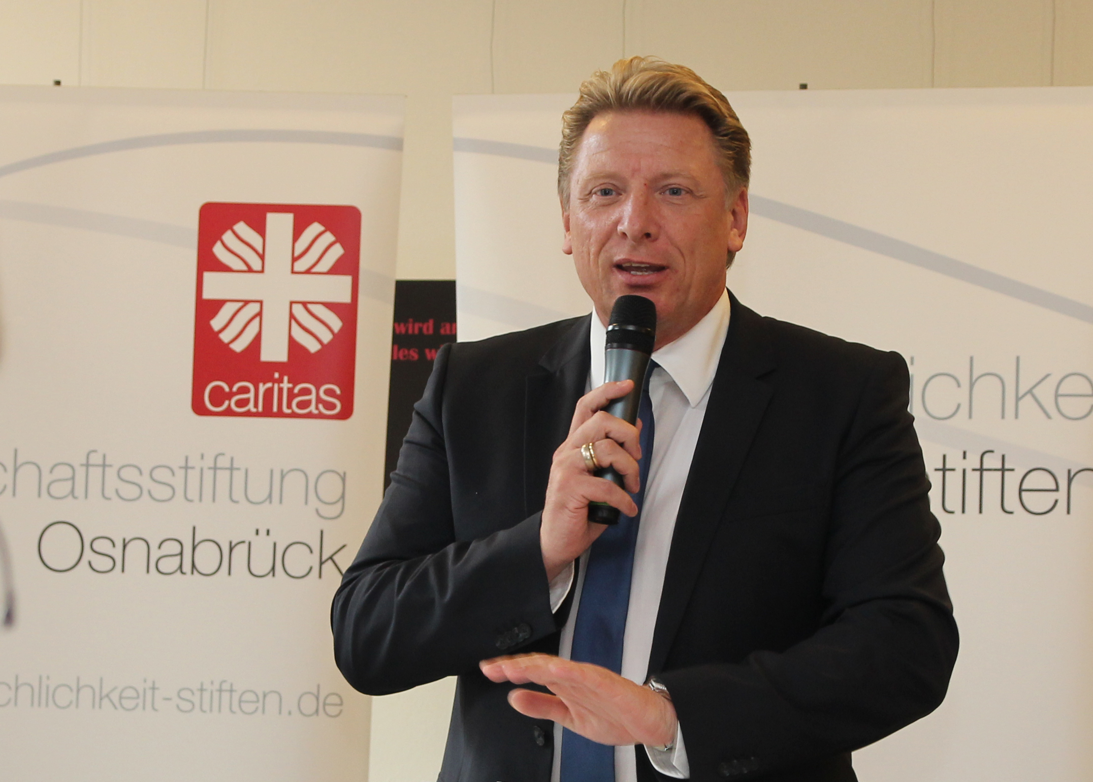 Am Mikrofon: Ludger Abeln von der Caritas-Gemeinschaftsstiftung Osnabrück moderiert die Informationsveranstaltung rund um das Thema Vorsorgen und Vererben.