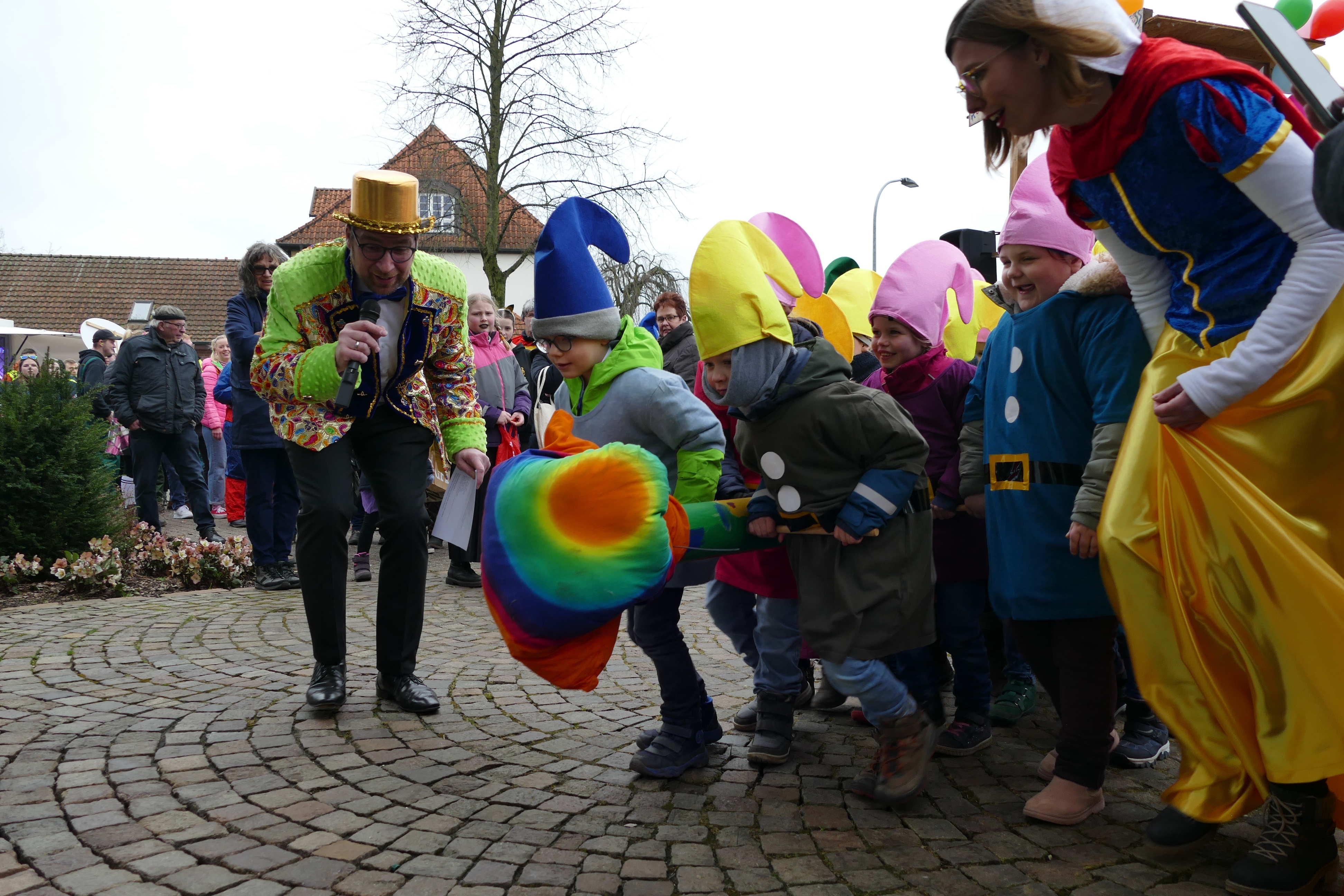 Kinder stürmen das Rathaus;